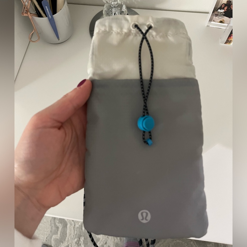 Lululemon grey phone pouch - Picture 2 of 3